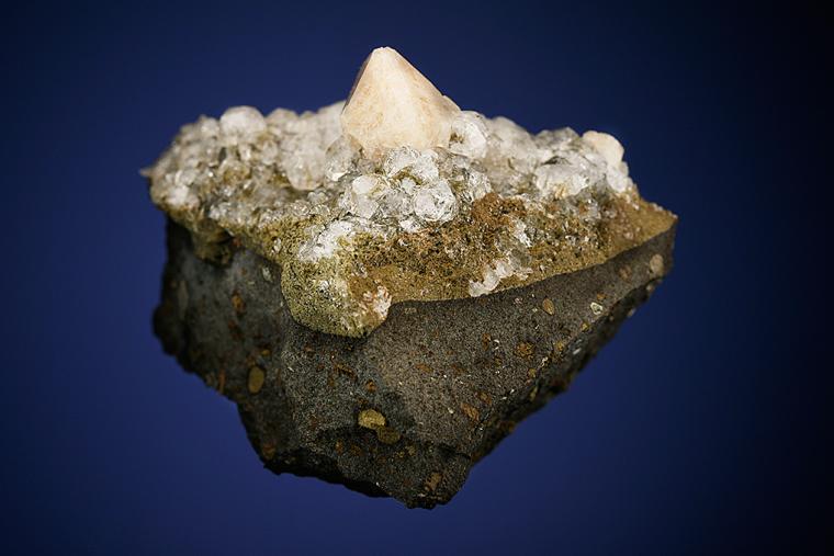 GMELINITE on ANALCIME